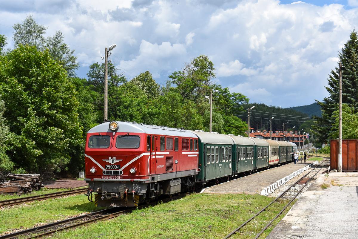 Ein von der Diesellok 75.009 geführter Personenzug am 26. Juni 2022 in Dobrinischte.