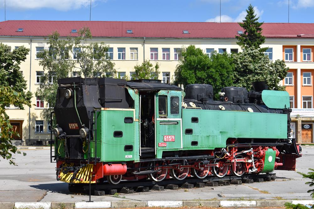In Bulgariens Hauptstadt Sofia steht vor der Hochschule für Transport unverändert die Schmalspurlok 615.76 als Denkmal. Sie gehört zur 1949 importierten Nachbauserie derartiger Lokomotiven von Fablok aus Chrzanów in Polen.
