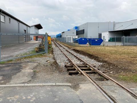 Hinter der Ausfahrt aus dem Bahnhof Dörzbach durchquert die Jagsttalbahn ein Gewerbegebiet. Seit Ende August 2022 liegt hier das neue Streckengleis.