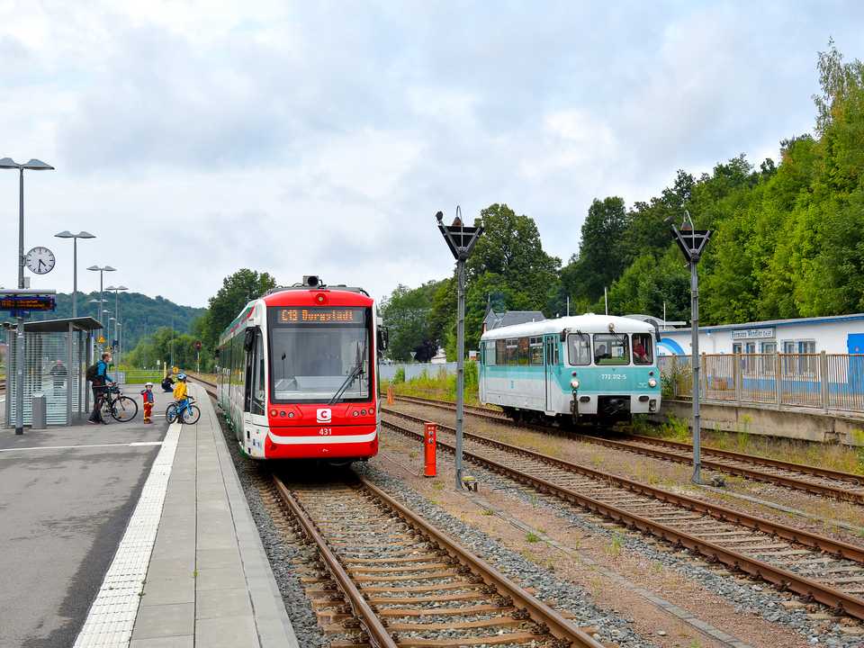 Vor seiner Rückfahrt nach Burgstädt begegnete dem Citybahn-Triebwagen 431 am 30. Juli 2022 in Aue der vom VSE genutzte Triebwagen 772 312-5, der im Sommer mehrfach auch wieder die Erzgebirgische Aussichtsbahn (EAB) befuhr.