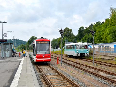 Vor seiner Rückfahrt nach Burgstädt begegnete dem Citybahn-Triebwagen 431 am 30. Juli 2022 in Aue der vom VSE genutzte Triebwagen 772 312-5, der im Sommer mehrfach auch wieder die Erzgebirgische Aussichtsbahn (EAB) befuhr.