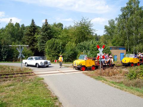 Schienentrabifahrt am 14. August 2022 im sächsischen Muldental: „Auch der Westbesuch im dicken Daimler muss am Bahnübergang auf die kleinen Ostmobile warten …“