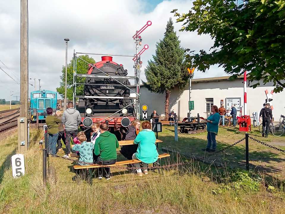 Beim „Tag des offenen Denkmals“ fanden am 11. September 2022 zahlreiche Gäste zur in Wülknitz stehenden Dampflok 44 351. Die Besucher überzeugten sich dabei vom Stand der Restaurierungsarbeiten an der im Eigentum des VSE befindlichen Maschine.