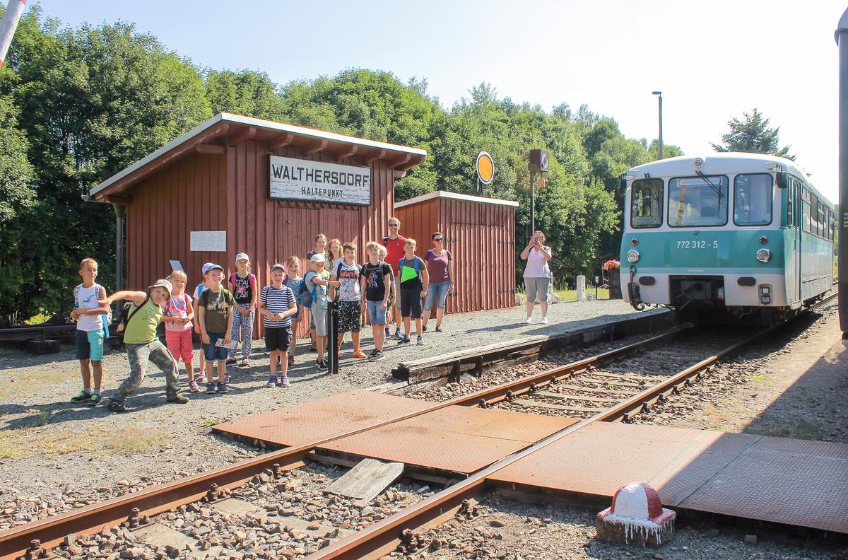 16 in die Kindertagesstätte „Unterm Regenbogen“ in Grünhain-Beierfeld gehende Mädchen und Jungen besuchten am 9. August 2022 das Eisenbahnmuseum Schwarzenberg, hier am Bahnsteig vor dem LVT 772 312-5.