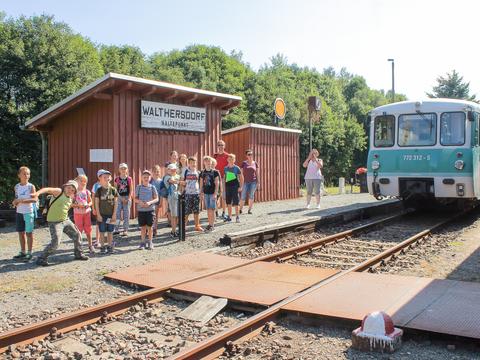 16 in die Kindertagesstätte „Unterm Regenbogen“ in Grünhain-Beierfeld gehende Mädchen und Jungen besuchten am 9. August 2022 das Eisenbahnmuseum Schwarzenberg, hier am Bahnsteig vor dem LVT 772 312-5.