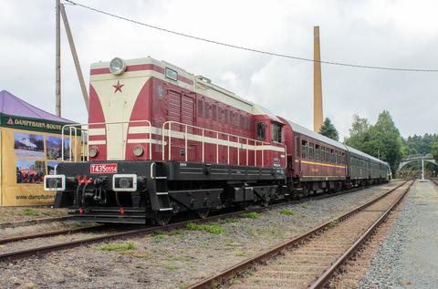 Die Diesellok T435.0554 aus Gotha zog während der Abstellzeit des VSE-Sonderzuges im Bahnhof Cranzahl am 13. August 2022 die Blicke vieler Festbesucher auf sich.