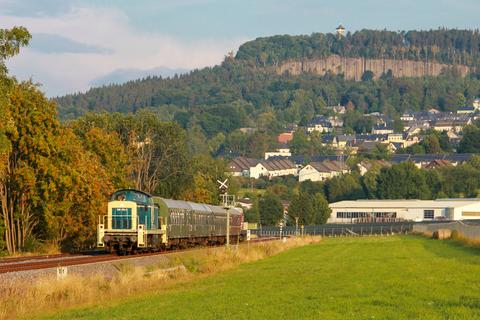 Am 13. August 2022 war der Zubringerzug von Schwarzenberg zum Festgelände in Cranzahl aus einer V 90 und einer T435 der Fa. Railsystems RP aus Gotha gebildet, hier in Scheibenberg.