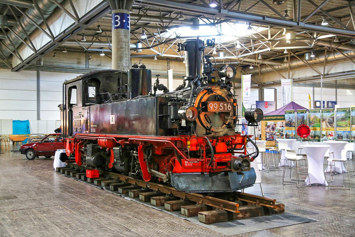 Die Dampflok 99 516 der Museumsbahn Schönheide stand in diesem Jahr vom 30. September bis zum 2. Oktober als Großexponat auf der Messe Modell-Hobby-Spiel in Leipzig. Zuvor hatten sie Vereinsmitglieder mit Hochdruckreinigern und Putzlappen gründlich gereinigt und poliert.