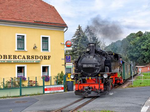 Nach dem Augusthochwasser 2002 dauerte es 15 Jahre, bis 2017 wieder Züge den Bahnübergang am Gasthof Obercarsdorf passierten. Die 99 1793-1 ist hier am 28. August 2022 mit dem P 5002 unterwegs.
