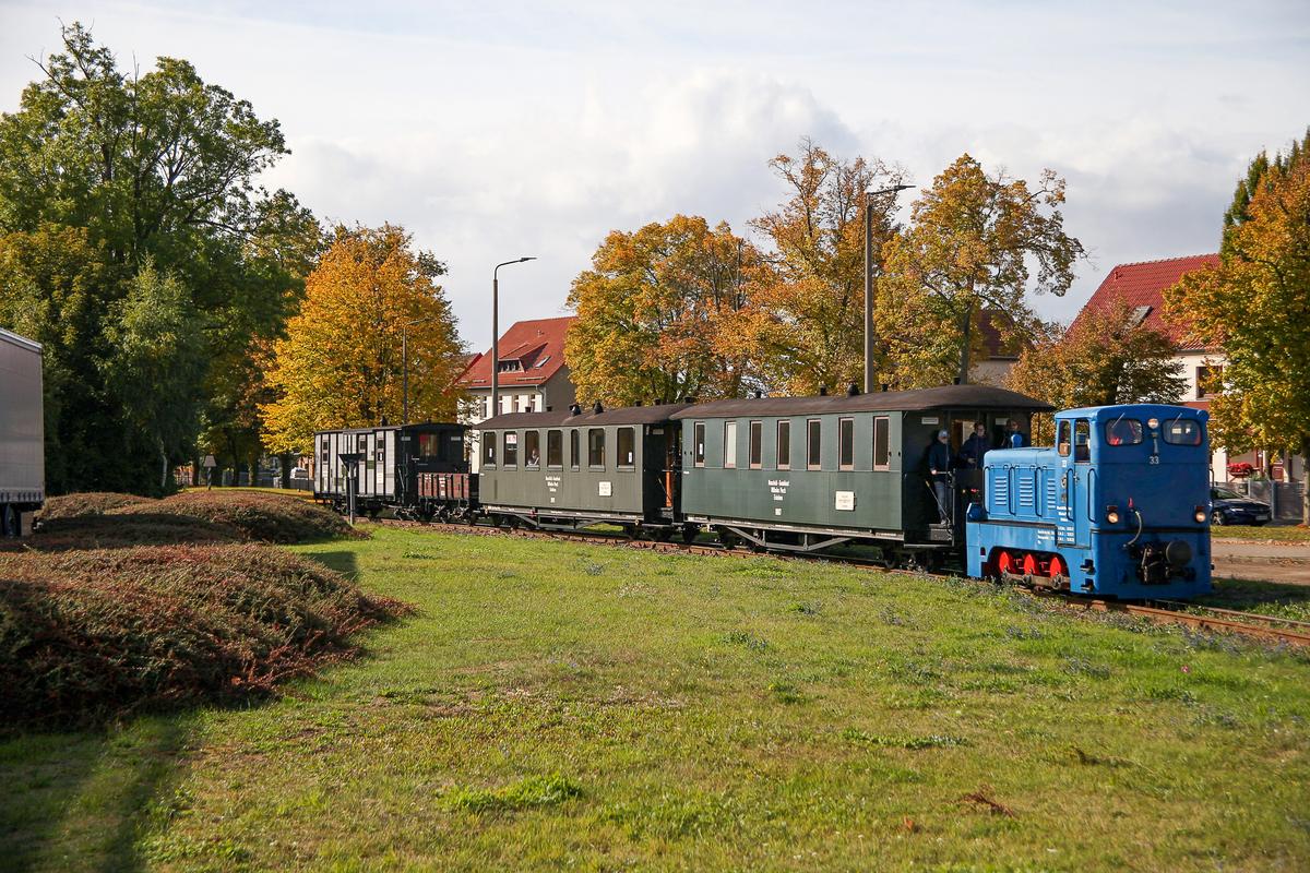 Auf der Mansfelder Bergwerksbahn verkehrte am 2. Oktober neben dem von der Lok 11 gezogenen Dampfzug auch dieser von der Lok 33 geführte gemischte Zug. Max Berger hielt ihn in Benndorf im Bild fest. Am Zugschluss läuft der aus einem Trusebahnwagen entstandene KBD4, ex Bdw 97-09-86 der Rbd Dresden.