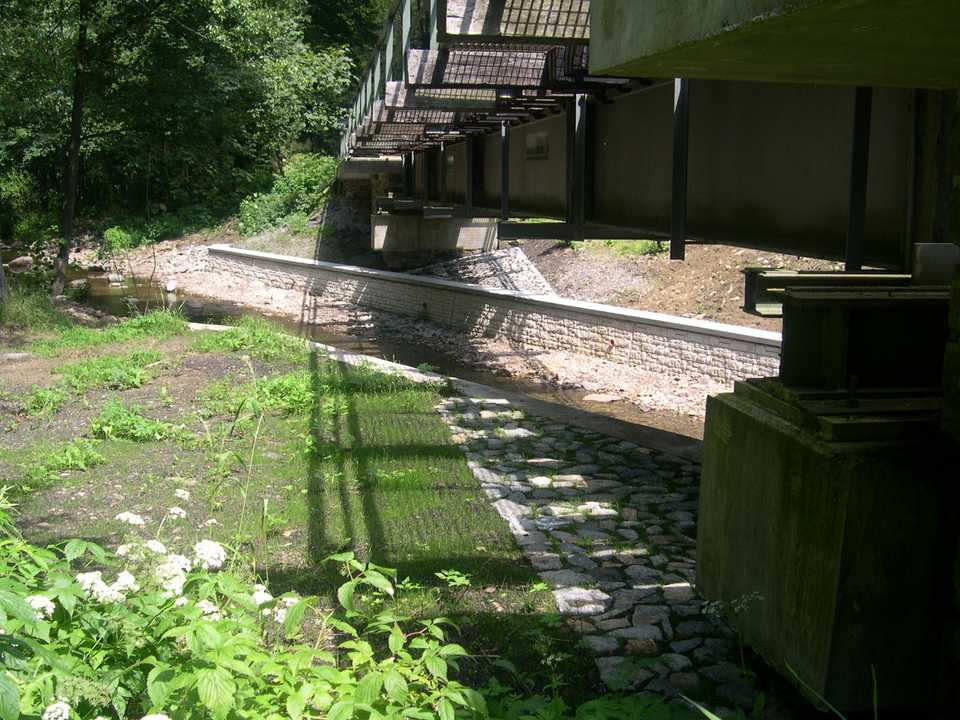 An der großen Brücke bei Kilometer 16,2 wurden die Ufermauern erneuert und die Widerlagerbefestigung wieder hergestellt.