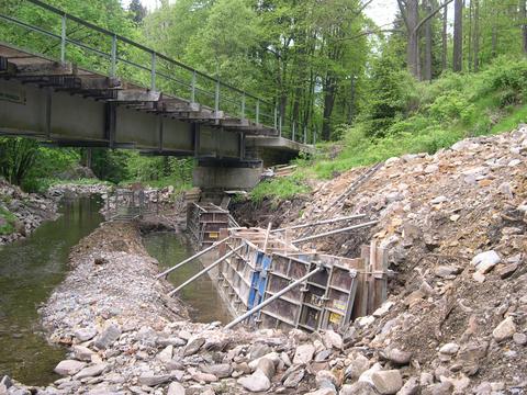 An der großen Brücke bei Kilometer 16,2 wird die Ufermauer erneuert.