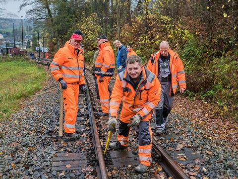 Kaum ist die Fahrsaison beendet, werden Schienen ausgebaut: Beim Arbeitseinsatz am 5. November 2022 griff Jaroslav Konvář nicht nur tatkräftig zu, sondern fotografierte auch die ersten Demontagearbeiten an den zu wechselnden Schienen in der Einfahrt Steinbach.