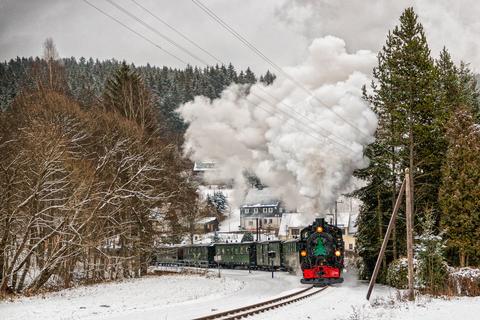 Auf den goldenen Herbst folgte ein weißer Advent: Am 10. Dezember 2022 war VI  K 99 1715-4 mit einem vollbesetzten Acht-Wagen-Zug in Schmalzgrube nach Jöhstadt unterwegs.