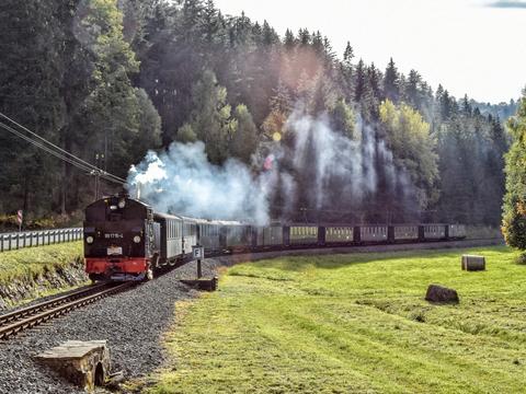 Die Lastprobefahrt der VI K 99 1715-4 fand am 5. Oktober 2022 mit elf Reisezugwagen statt. Thomas Poth traf den langen Zug talwärts fahrend kurz vor dem Bahnübergang des Abzweigs nach Grumbach – die 1927 gebaute Lokomotive beförderte die Wagen aber auch mühelos nach Jöhstadt zurück.