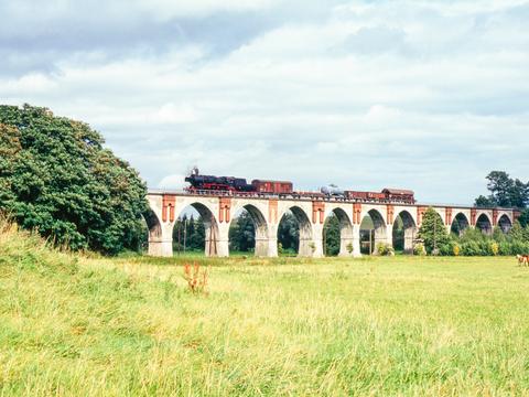 Das Nirkendorfer Viadukt gehört zu den markanten Stampfbetonbrücken, welche die 1901 eröffnete Strecke Altenburg – Langenleuba-Oberhain prägten. Am 10. September 1994 überquerte die Leipziger Museumslok 52 8154-8 die 232 m lange Brücke mit einem vom VSE organisierten Fotogüterzug.