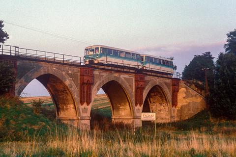 Die Talbrücke in Beiern am km 16,612 hat eine Länge von 48 m und eine maximale Höhe von 11 m. Am 8. Oktober 1994 lichtete Gerald Herberger darauf diesen vom LVT 771 014-8 geführten Triebwagenzug ab. Etwa ein halbes Jahr später stellte die DB AG den Personenverkehr zum Fahrplanwechsel im Mai 1995 auf der AL-Linie ein.