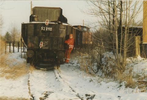 Die Überführung der Lok 52 8199-3 nach Oelsnitz stellte am 29. November 1996 zugleich die letzte Bedienung des Anschlussgleises zu dieser Schachtanlage dar. Auch wenn das hier abgedruckte Bild den Tender der heutigen Denkmallok zeigt, lässt sich der Aufwand dennoch erahnen, der erforderlich war, um aus der Maschine ein ansehnliches Ausstellungsstück zu machen.