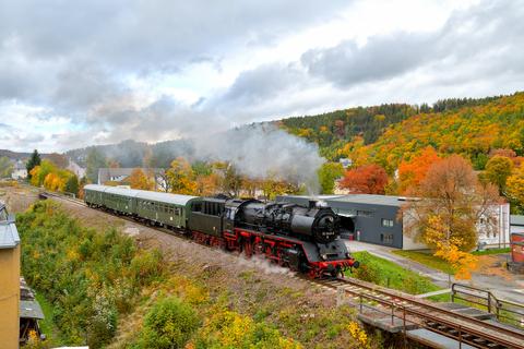 Von einem Baugerüst in Schwarzenberg fotografierte Steffen Schmidt am 16. Oktober 2022 den nach Annaberg fahrenden VSE-Zug , den am Wochenende 15./16. Oktober die Chemnitzer 50 3648-8 führte.