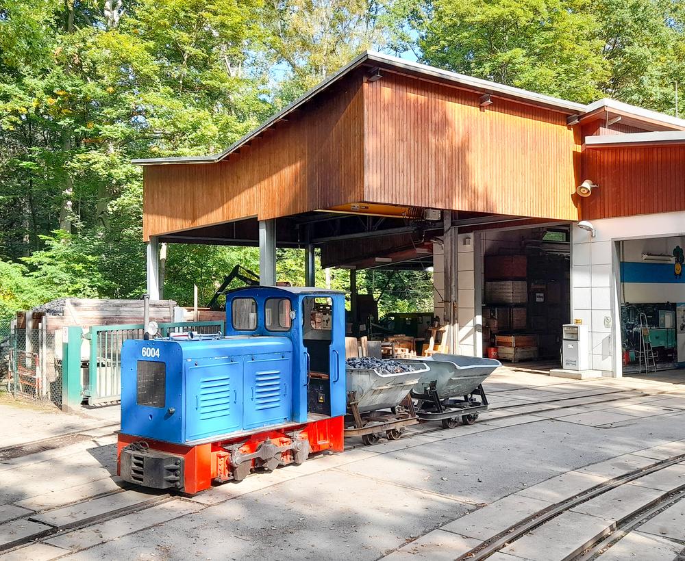 Kohlezüge gibt es in Chemnitz nicht nur auf der Regelspur, sondern auch bei der Parkeisenbahn! Die Aufnahme vom 30. September 2022 zeigt einen Transport von Steinkohle für die Dampflokomotive am Bahnbetriebswerk.