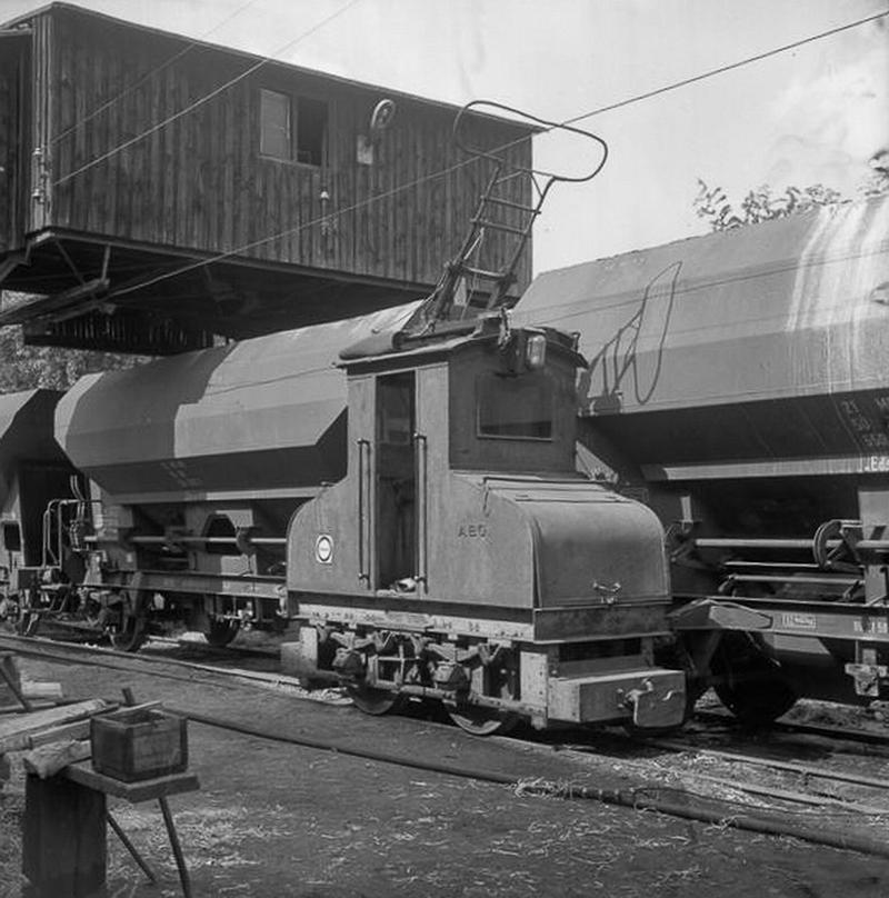 Im Jahr 1982 verschob die AEG-Ellok (jetzt HFD-Nr. 2) im Werk 4 der Hohenbockaer Glassandwerke in Hosena noch regelspurige Güterwagen mittels Stahlseil.
