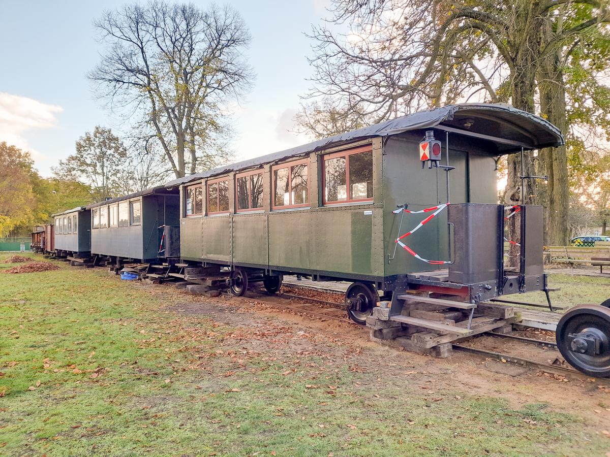 Von den vier 1928 in Gotha gebauten zweiachsigen Personenwagen der Spreewaldbahn sind die Kästen von drei erhalten geblieben. Der des 901-211 war bisher das „hässliche Entlein“ in Straupitz. Mitglieder des Spreewaldbahnvereins haben ihn nun neu lackiert.