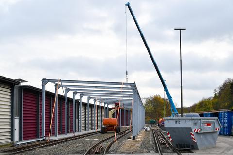 Mehr überdachte Gleisfläche für den Molli: Neben der vorhandenen Wagenhalle in Bad Doberan entsteht derzeit eine weitere derartige Halle. Am 10. November 2022 liefen daran die Montagearbeiten.