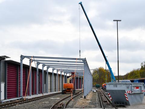 Mehr überdachte Gleisfläche für den Molli: Neben der vorhandenen Wagenhalle in Bad Doberan entsteht derzeit eine weitere derartige Halle. Am 10. November 2022 liefen daran die Montagearbeiten.