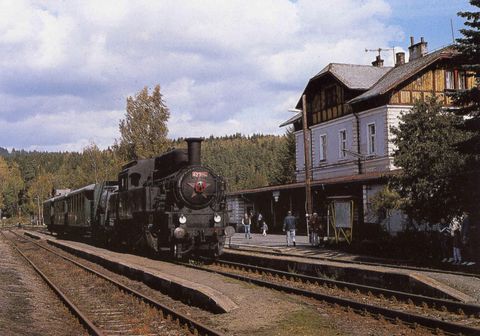 Am 3. Oktober hat die Dampflok 423.094 mit ihrem böhmischen Lokalbahnzug den Weg über den Erzge­birgskamm überschritten und legt im Bahnhof Neu Rohlau (Nova Role) eine Pause ein.
