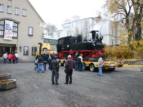 Die Jöhstädter 99 1542-2 warb vom 29. bis zum 31. Oktober 2004 in Chemnitz in der Nähe der einst von Richard Hartmann und sei­ner Familie bewohnten Villa für die in der benach­barten Halle stattfindende Modellbahnausstellung. Danach kehrte die IV K nach Jöhstadt zurück.