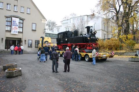 Die Jöhstädter 99 1542-2 warb vom 29. bis zum 31. Oktober 2004 in Chemnitz in der Nähe der einst von Richard Hartmann und sei­ner Familie bewohnten Villa für die in der benach­barten Halle stattfindende Modellbahnausstellung. Danach kehrte die IV K nach Jöhstadt zurück.