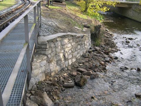 Behebung der Hochwasserschäden am Brückenwi­derlager am km 19,01 in Schmalzgrube.