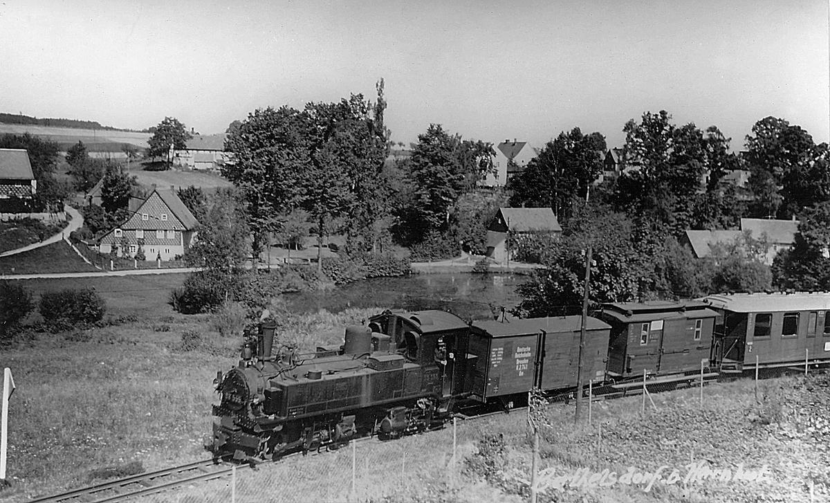 Das wohl bekannteste Betriebsbild von der HB-Linie zeigt 99 555 in den dreißiger Jahren in der Ortslage von Berthelsdorf.