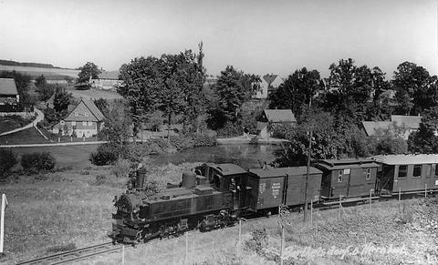 Das wohl bekannteste Betriebsbild von der HB-Linie zeigt 99 555 in den dreißiger Jahren in der Ortslage von Berthelsdorf.