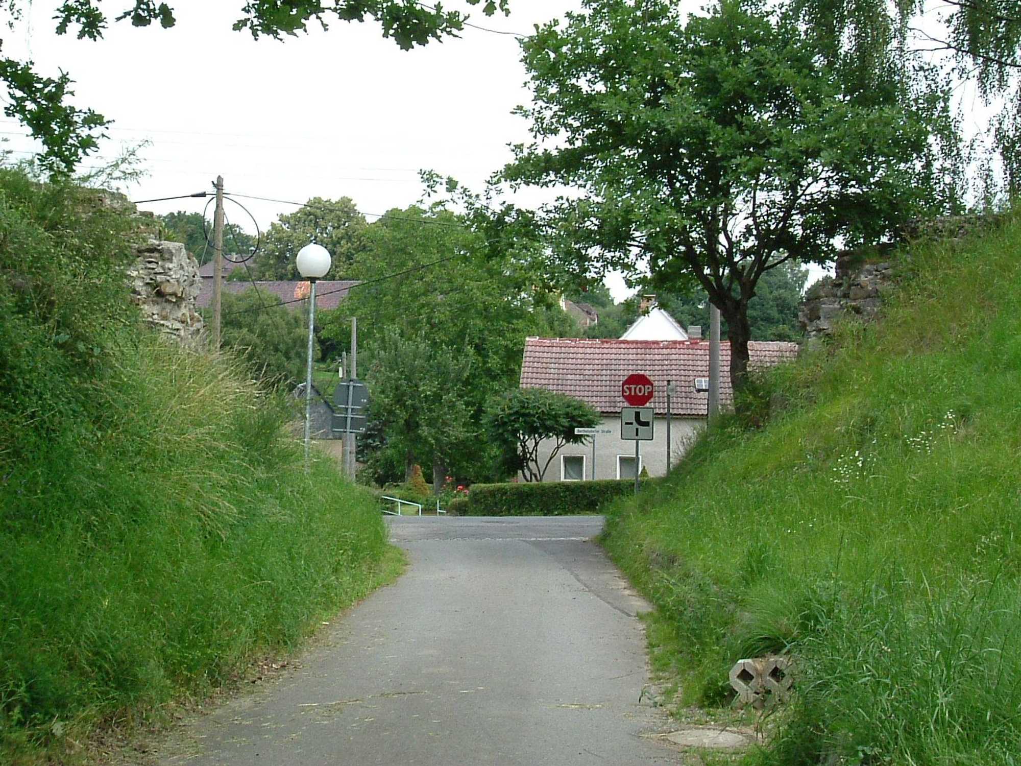 Von der Brücke über einen Wirtschaftsweg am km 1,31 in Niederstrahwalde sind noch beide Widerlager erhalten.