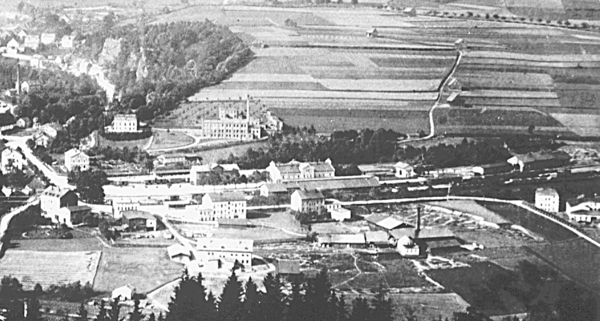 Der Bahnhof Schwarzenberg im Jahre 1882, vor dem Empfangsgebäude befindet sich der Güterschup­pen, am rechten Bildrand das Heizhaus mit vier Lokständen, noch ist die Neustadt sehr dünn bebaut.