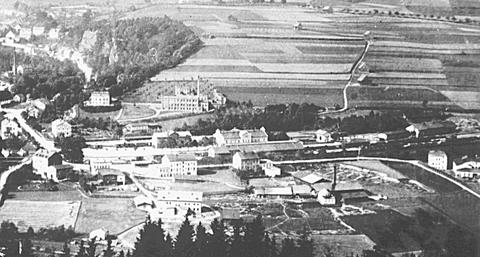 Der Bahnhof Schwarzenberg im Jahre 1882, vor dem Empfangsgebäude befindet sich der Güterschup­pen, am rechten Bildrand das Heizhaus mit vier Lokständen, noch ist die Neustadt sehr dünn bebaut.