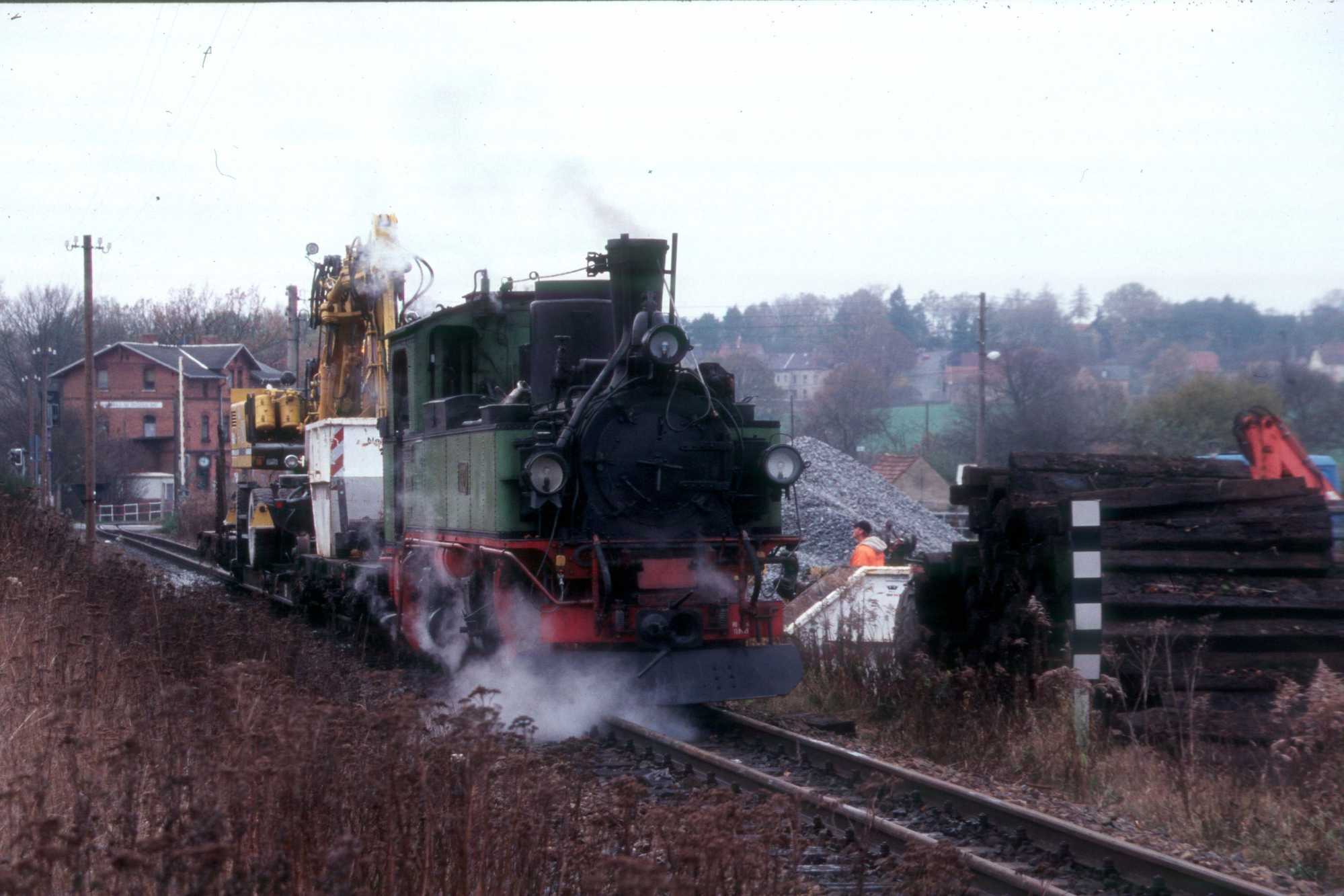 Bei den Gleisbauarbeiten im Lößnitzgrund kam auch IV K 132 (99 539) der Traditions­bahn Radebeul e. V. als Zug/ok zum Einsatz, hier am 17. November bei Friedewald Bad.