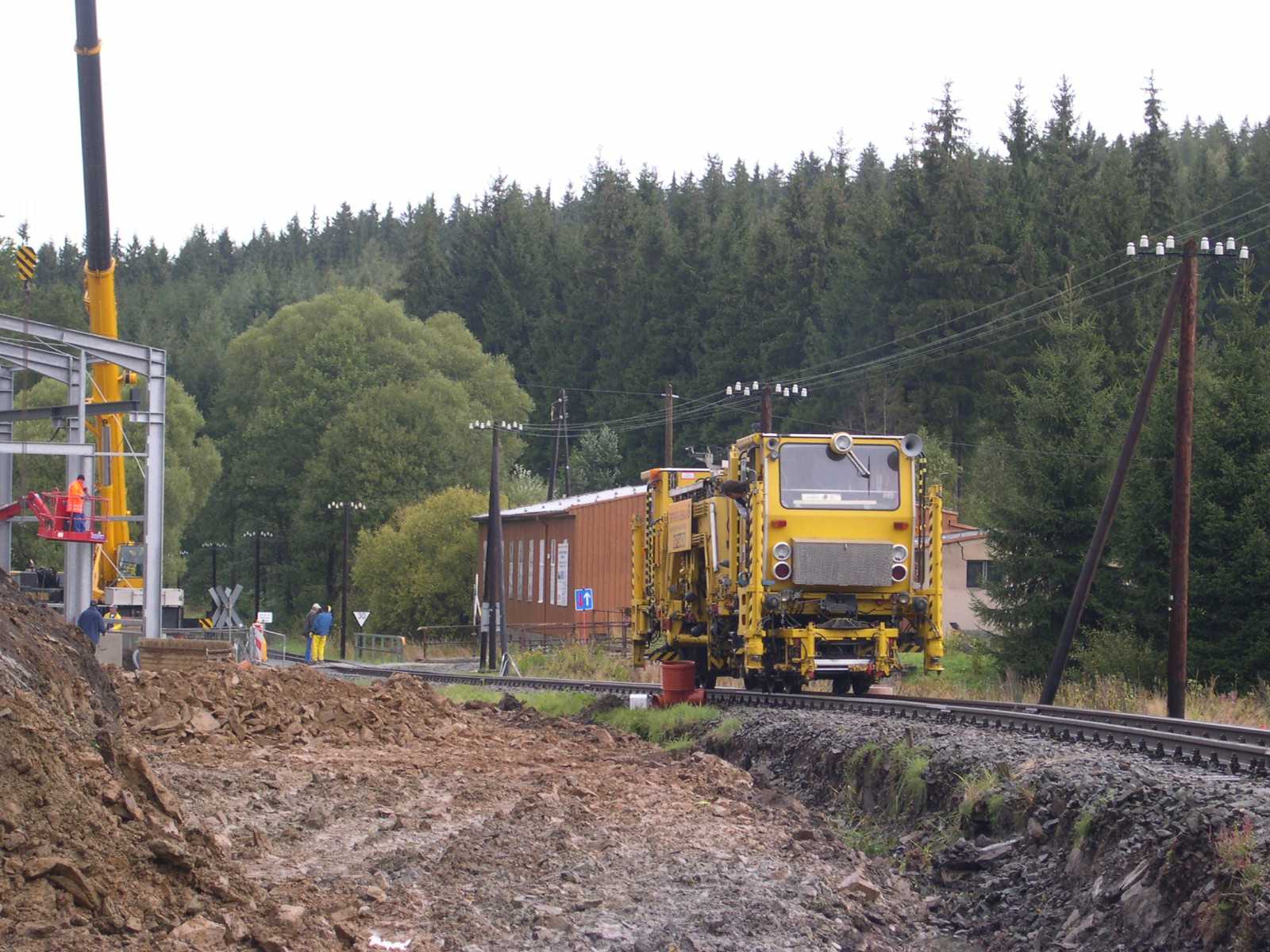Während ihres Einsatzes auf der Preßnitztalbahn vom 20. bis 30. September passiert die Stopfmaschine der Erfurter Gleisbau GmbH die Baustelle der Ausstellungs- und Fahrzeughalle.