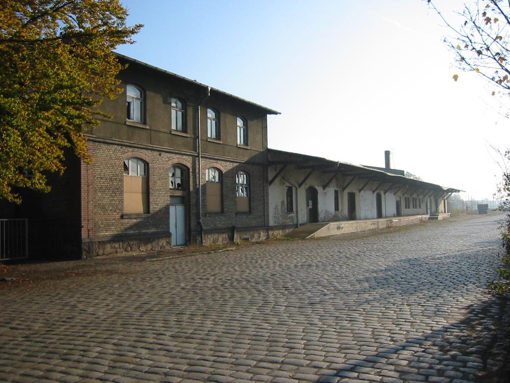 Blick über die Ladestraße in Radebeul-Ost auf den Güterboden und das ehemalige Güterabfertigungsgebäude. SSB Immobilien GmbH & Co. Pressemappe