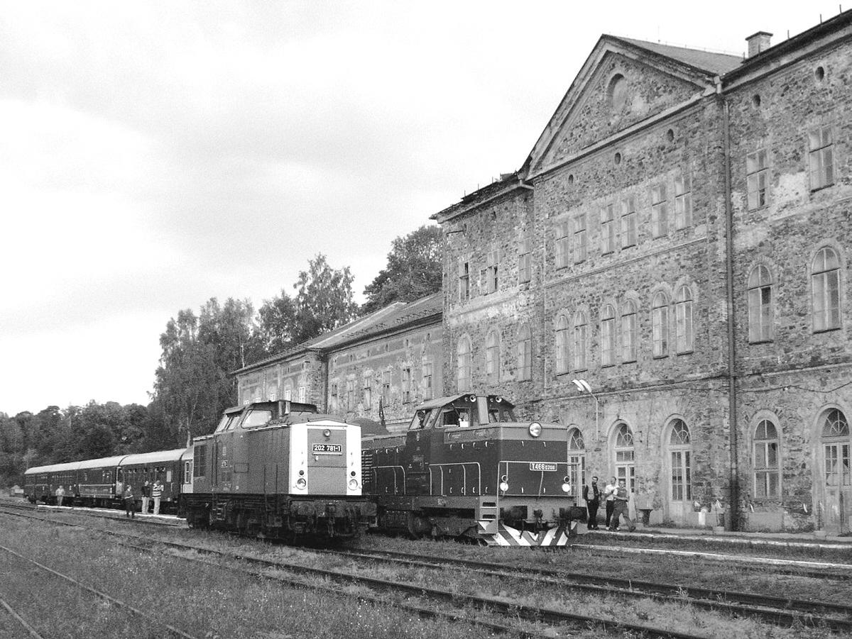202 781 hatte den VSE-Museumszug nach Weipert gebracht, T466.0286 verstärkte ihn um einen Wagen und beförderte ihn dann über den Erzgebirgskamm nach Chomutov.