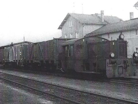 Die Kleinlokomotiven des Bw Aue rangierten auf größeren Umgebungsbahnhöfen, am 5. Mai 1973 war 100 537 im Bahnhof Schönfeld-Wiesa eingesetzt.