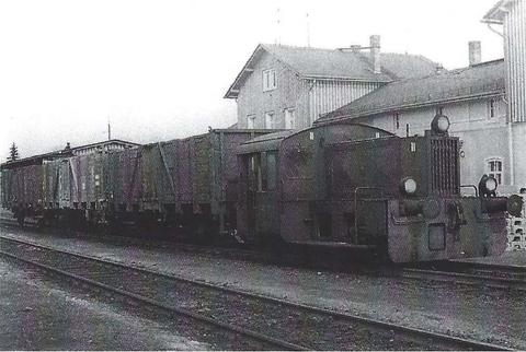 Die Kleinlokomotiven des Bw Aue rangierten auf größeren Umgebungsbahnhöfen, am 5. Mai 1973 war 100 537 im Bahnhof Schönfeld-Wiesa eingesetzt.