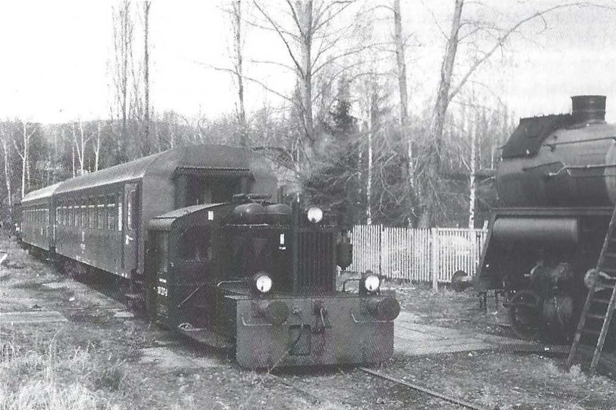Nach Übernahme durch den VSE musste 100 537 im Eisenbahnmuseum wieder richtig arbeiten, am 2. April 1994 rangiert sie den Ostersonderzug zusammen.