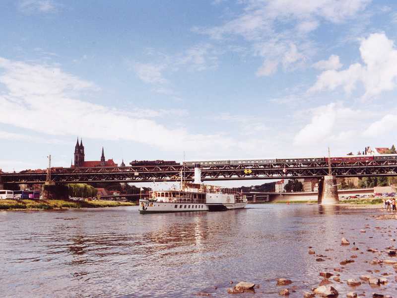 Begegnung in Meißen - während des diesjährigen Elbe-Nostalgie-Dampftages begegneten sich das 75jährige Dampfschiff „Leipzig“ und der VSE-Museumszug unterhalb der Albrechtsburg.