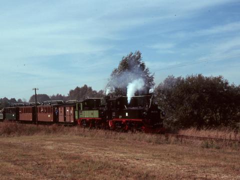 Am 18. September bespannen 99 516 aus Schönheide und die Radebeuler 99 539 gemeinsam den Ländebahnzug, hier vor Moritzburg.