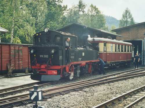 Gastlok 99 582 aus Schönheide zog am 29. August den VT 137 322 aus dem Bertsdorfer Lokschuppen.