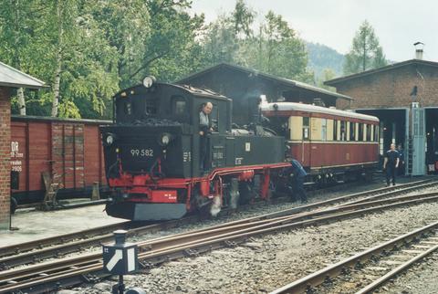Gastlok 99 582 aus Schönheide zog am 29. August den VT 137 322 aus dem Bertsdorfer Lokschuppen.