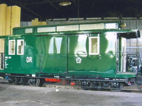 Der neue Aggregatewagen der Meuselwitzer Kohlebahn erhielt die DR-Nummer des ehemaligen GMWE-Wagens 905-051.