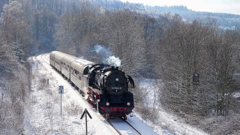 Der „Rodelblitz“ mit 41 1144-9 fuhr 2023 erstmals eigenwirtschaftlich für die IGE „Werrabahn Eisenach“ an drei Tagen von Eisenach nach Zella-Mehlis und zurück, hier am 29. Januar in Gräfenroda.